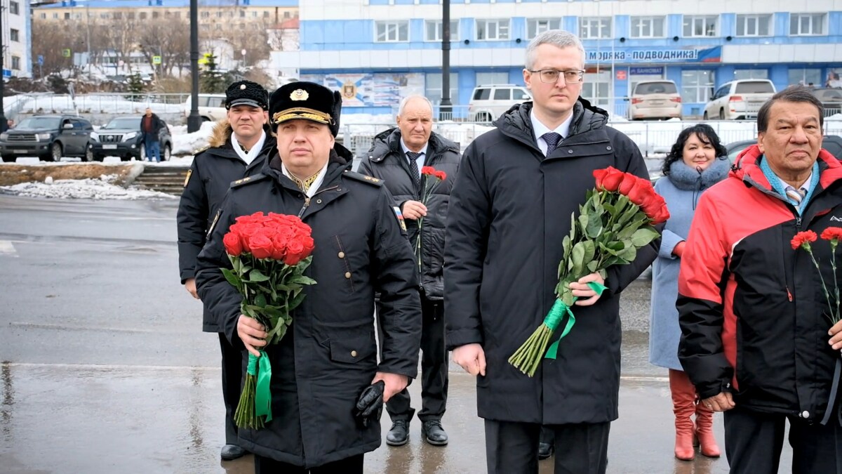Владимир Солодов принял участие в возложении цветов к памятнику морякам-подводникам в Вилючинске на Камчатке
